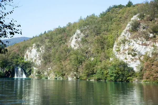 プリトヴィツェ湖国立公園 クロアチア の滝と穏やかな湖の朝の景色 — ストック写真
