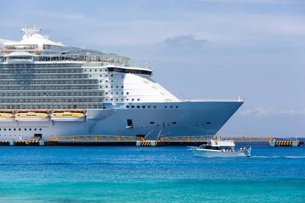 Lancha Con Los Turistas Que Pasan Por Gran Crucero Amarrado —  Fotos de Stock