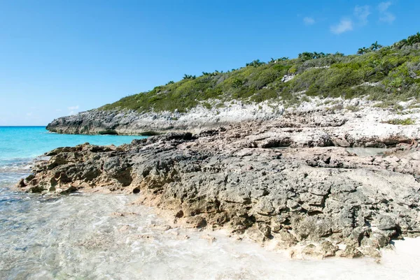 Vista Uma Praia Rochosa Litoral Half Moon Cay Ilha Desabitada — Fotografia de Stock