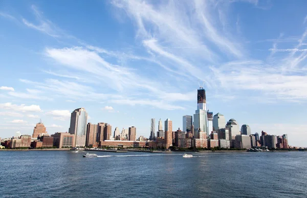 Pohled Trajektové Lodě Projíždějící Kolem Dolního Manhattanu Malebnou Oblohu — Stock fotografie