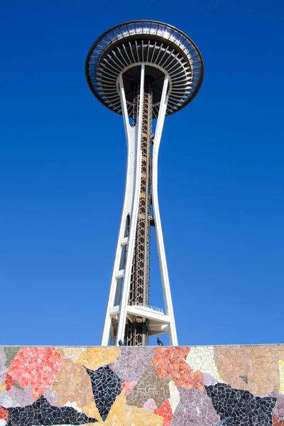 西雅图市 华盛顿 两只鸽子坐在五彩斑斓的墙上 身后是一座未来派的塔 — 图库照片
