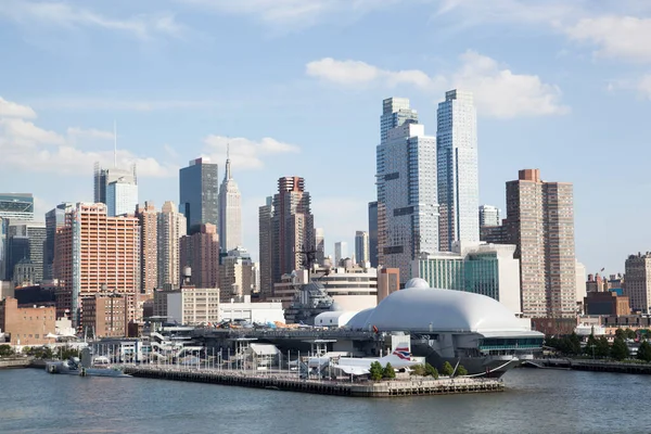 Utsikten Över Ett Örlogsfartyg Förtöjt Hudson River Och New York — Stockfoto