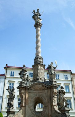 Olomouc eski kentinde (Çek Cumhuriyeti) heykel kompozisyonu ve uzun bir sütun ile tarihi anıt).