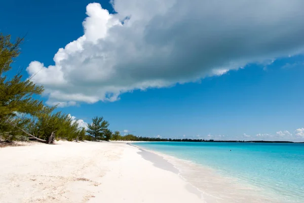 半月礁旅游岛 巴哈马 沙滩上的乌云飘扬 — 图库照片