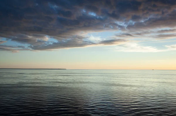 Den Natursköna Solnedgången Över Rigabukten Med Dramatiska Molnlandskap Lettland — Stockfoto