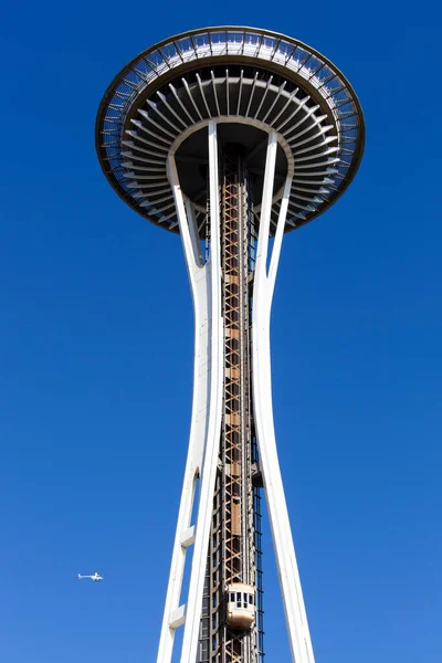 西雅图 华盛顿 的一座白色未来塔和直升机在背景中飞行的景象 — 图库照片