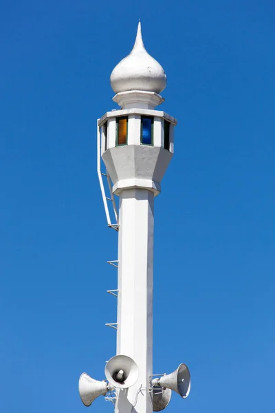 Minareto Alto Stretto Con Altoparlanti Cielo Blu Chiaro Uno Sfondo — Foto Stock