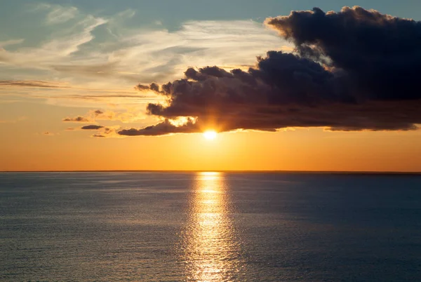 Widok Zachodu Słońca Pół Ukryte Ciemną Chmurą Nad Zatoką Ryską — Zdjęcie stockowe