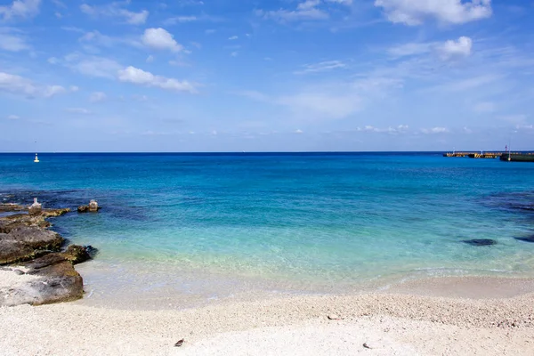 Vista Panoramica Una Spiaggia Pubblica Onde Colore Turchese Vicino Molo — Foto Stock