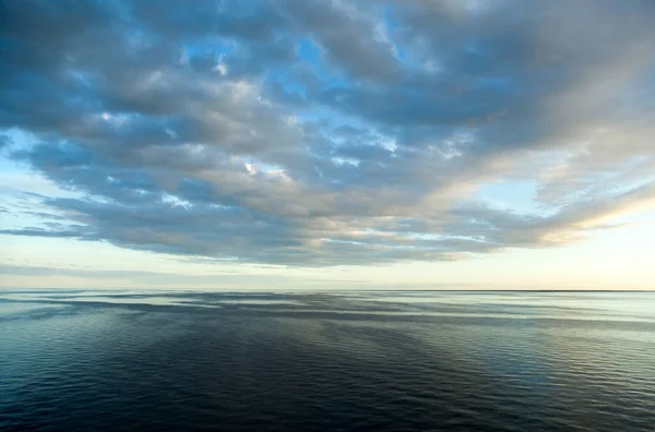 Festői Kilátás Csillogó Víz Narancs Felhők Naplementekor Rigai Öbölben Lettország — Stock Fotó