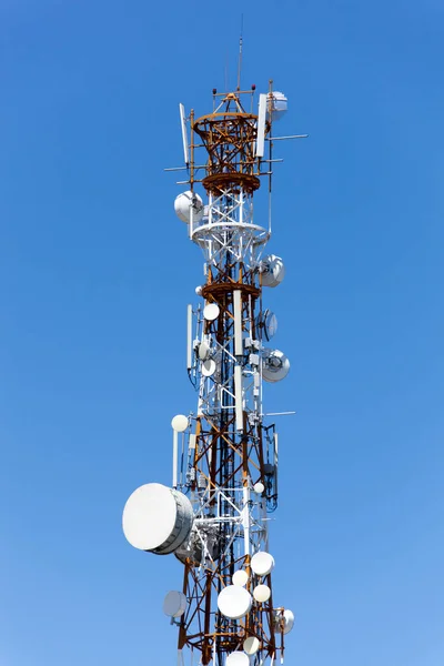 ラウトカ町 フィジー の異なるサイズの衛星料理を持つ通信塔 — ストック写真