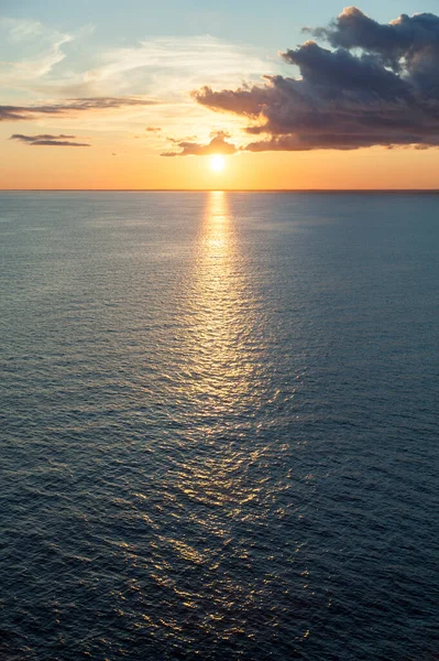 Malowniczy Widok Ścieżkę Refleksji Zatoce Ryskiej Podczas Zachodu Słońca Łotwa — Zdjęcie stockowe