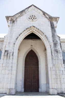 Noumea şehrindeki (Yeni Kaledonya) St. Joseph Katolik Katedrali 'nin yan girişlerinden biri.).