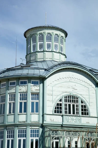 Historická Budova Příklad Charakteristické Dřevěné Architektury Lotyšském Přímořském Letovisku Jurmala — Stock fotografie