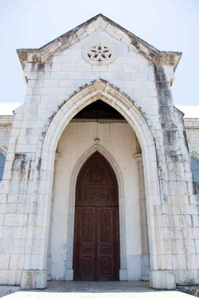 努美阿市19世纪圣约瑟夫天主教大教堂的侧门之一 新喀里多尼亚 — 图库照片