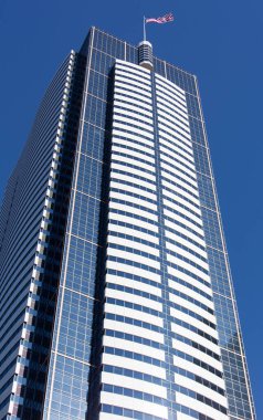 Seattle şehir merkezinde üzerinde bir bayrak ile uzun modern gökdelen (Washington).