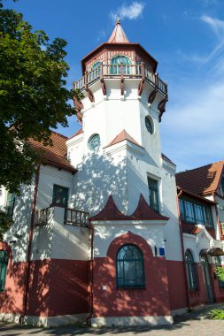 Kulesi olan tarihi ev, Jurmala tatil köyünde (Letonya) karakteristik bir mimaridir.).