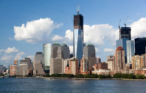 Båten Passerar Längs Gröna Vattnet Och Moderna Skyskrapor Lower Manhattan — Stockfoto