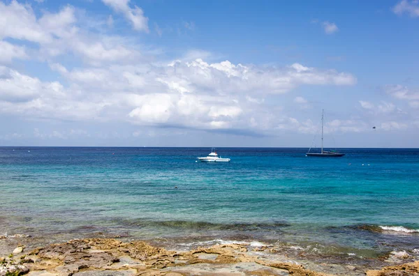 Vista Panorâmica Uma Praia Rochosa Ilha Cozumel Com Barcos Deriva — Fotografia de Stock