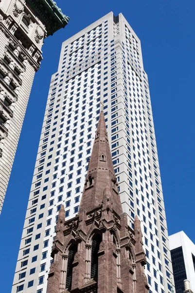 Widok Neogotyckiej Wieży Zabytkowego Kościoła Nowoczesnego Wieżowca Manhattanie Nowy Jork — Zdjęcie stockowe