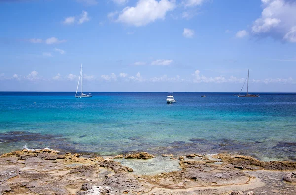 Diversi Tipi Barche Vicino Alla Spiaggia Rocciosa Sull Isola Cozumel — Foto Stock