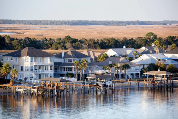 stock image The sunset view of residential houses with wooden piers on Little Marsh Island in Jacksonville city suburb (Florida).