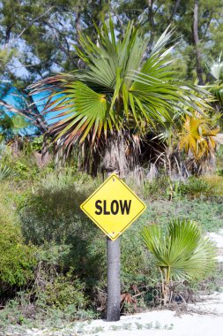 Half Moon Cay turist adasında sadece bir trafik işareti (Bahamalar).