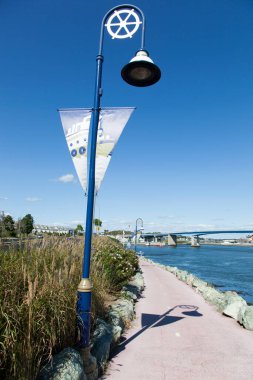 Saint John kasabasındaki Harbour Geçidi Yolu 'nun mavi sokak lambaları ve pembe patikaları (New Brunswick).