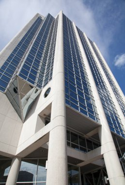 Halifax şehir merkezindeki modern beyaz gökdelen manzarası (Nova Scotia).