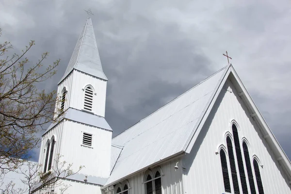 Ciemne Ciężkie Chmury Nad Drewnianym Kościołem Prezbiteriańskim Kurorcie Akaroa Nowa Obrazy Stockowe bez tantiem