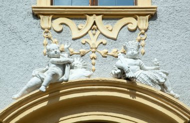 Durnstein turizm kasabasında (Avusturya) tarihi bir binanın heykelleri yer almaktadır.).