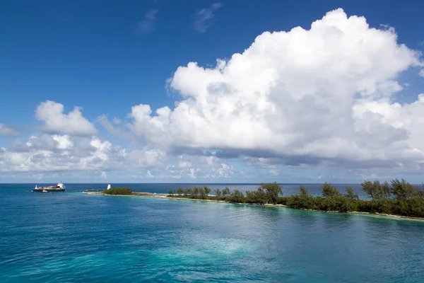 Вид Промышленного Судна Заходящего Насибур Время Прохождения Мимо Маяка Острове Лицензионные Стоковые Фото