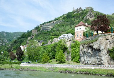 Durnstein tarihi kentinin manzarası, Wachau Vadisi 'ndeki en turistik yer (Avusturya)).
