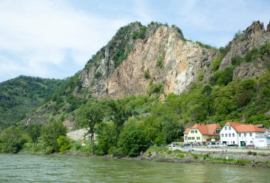 Durnstein kasabasının dik uçurum ve Tuna Nehri (Avusturya) arasındaki manzarası).