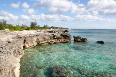 Turkuaz renkli suların manzarası ve Grand Bahama adasındaki sarp kıyı şeridi..