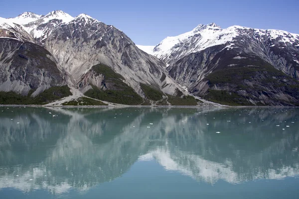 Het Voorjaar Uitzicht Besneeuwde Bergen Zijn Reflecties Glacier Bay National — Stockfoto