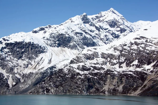 Vista Panorámica Una Escarpada Montaña Rocosa Cubierta Nieve Finales Primavera —  Fotos de Stock
