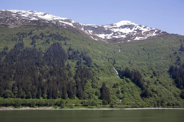 Vista Primaverile Juneau Città Periferia Riva Con Una Montagna Innevata — Foto Stock