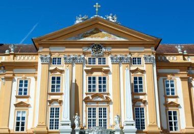 Melk şehrinde (Avusturya) 18. yüzyılın tarihi Melk Abbey cephesi).