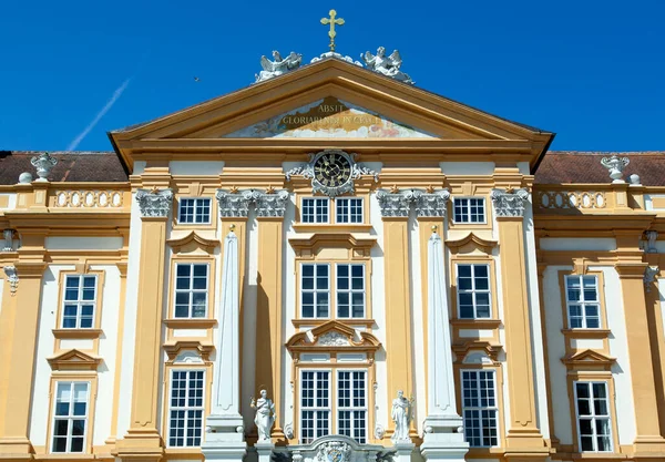 具有历史意义的18世纪梅尔克修道院立面 梅尔克镇 奥地利 有一个钟楼 — 图库照片
