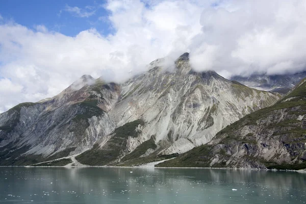 Het Zomerse Uitzicht Van Lage Hangende Wolken Steile Bergen Glacier — Stockfoto