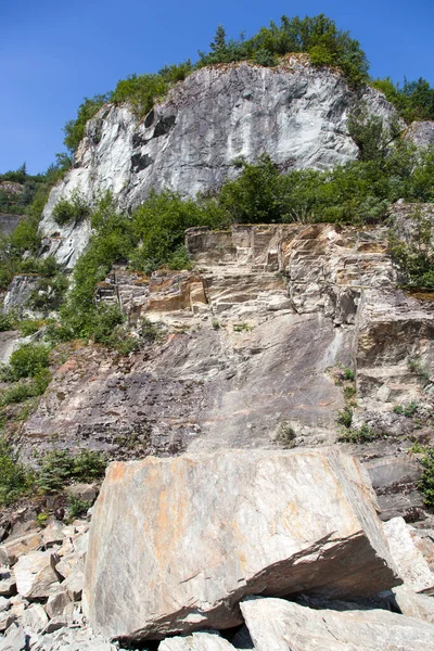 Der Blick Auf Einen Felsbrocken Und Die Erodierte Felsklippe Außerhalb — Stockfoto
