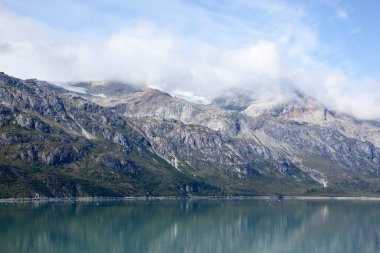 Buzul Körfezi Ulusal Parkı 'nda (Alaska) alçak asılı bulutlar ve küçük buzul manzaralı dağ manzarası).