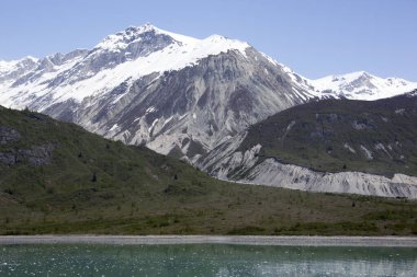 Yüksek karlı Buzul Körfezi ulusal park dağlarının baharın sonundaki manzarası (Alaska)).