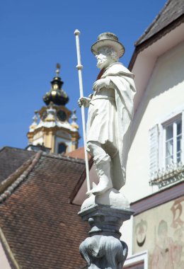 Melk turizm kasabasında (Avusturya) tarihi bir çeşmenin tepesindeki heykel).
