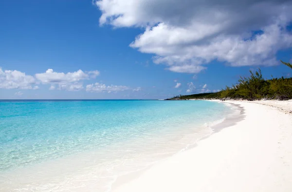 Вид Піщаний Пляж Бірюзові Кольорові Води Острів Півмісяця Кай Багамські — стокове фото