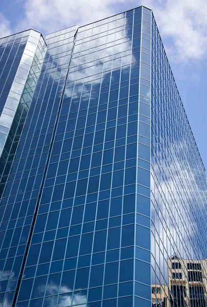 Absztrakt Kilátás Üveg Borított Modern Felhőkarcoló Felhőtükröződések Wellington Belvárosában Zéland — Stock Fotó