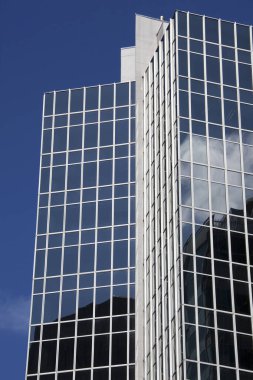 Wellington şehir merkezindeki cam kaplamalı modern binanın soyut görüntüsü (Yeni Zelanda).