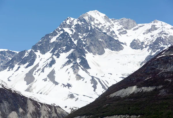 Het Late Voorjaar Uitzicht Van Een Hoge Besneeuwde Berg Glacier — Stockfoto