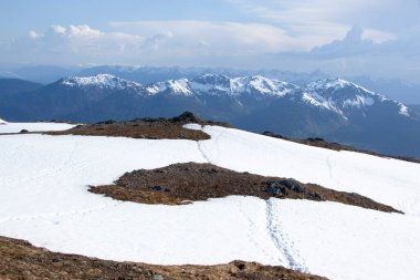 Juneau kasabasının dışındaki Roberts Dağı 'nda eriyen karla kaplı bahar manzarası (Alaska)).